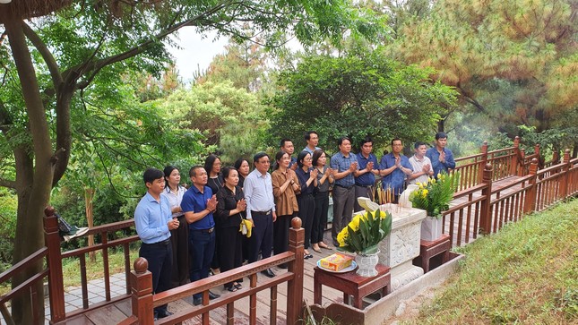 Dòng người viếng mộ Đại tướng Võ Nguyên Giáp trong ngày chiến thắng Điện Biên Phủ- Ảnh 4.