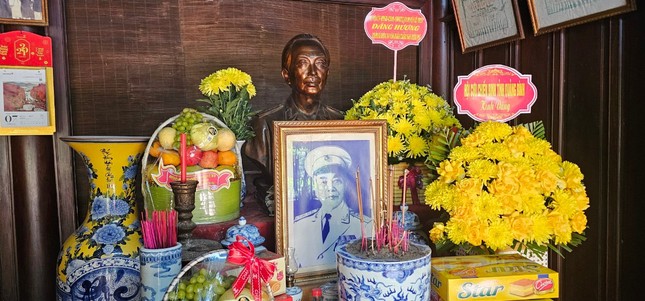 Dòng người viếng mộ Đại tướng Võ Nguyên Giáp trong ngày chiến thắng Điện Biên Phủ- Ảnh 5.