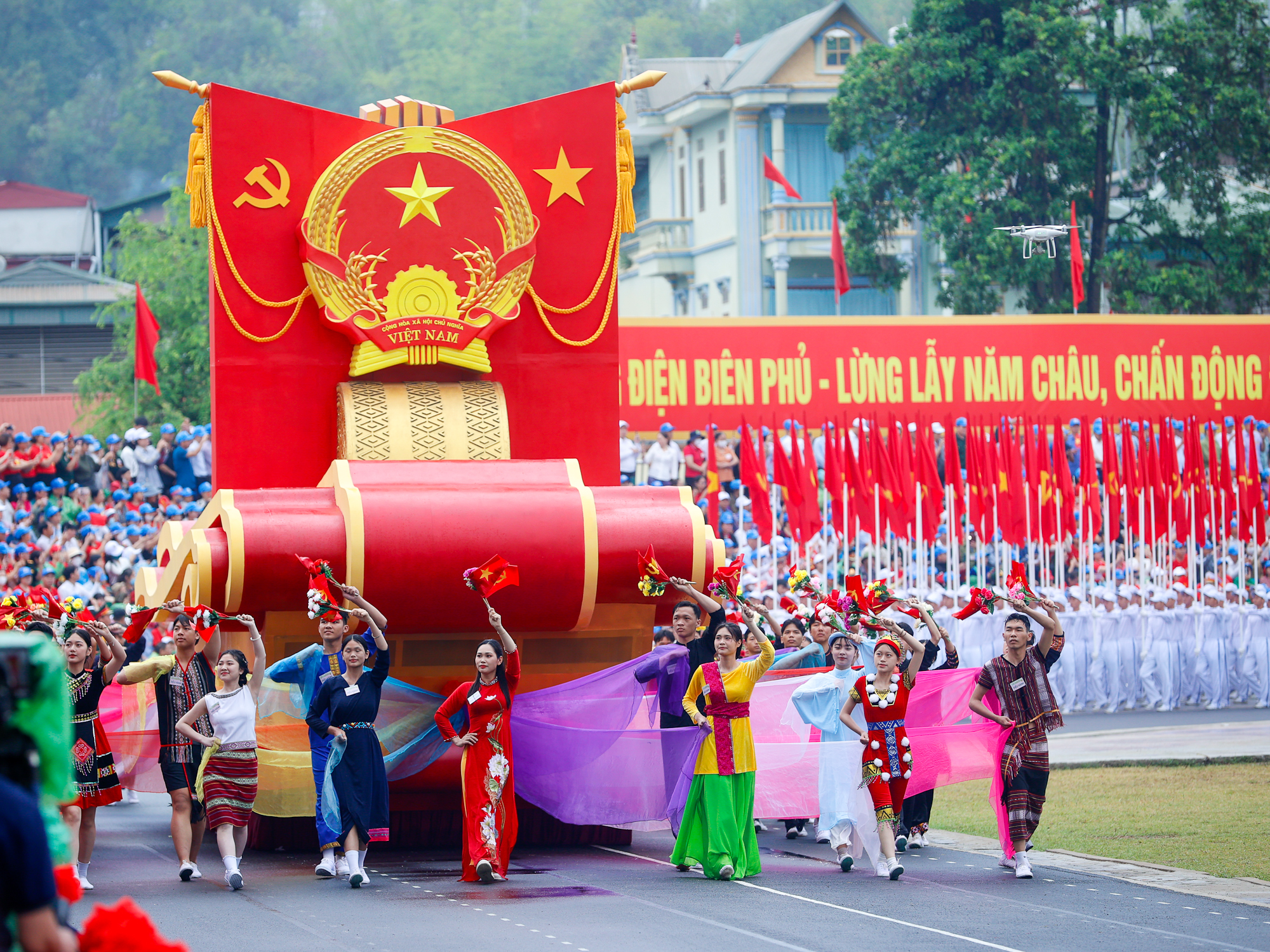 Lễ diễu binh oai hùng và đầy tự hào của 12.000 người - những hình ảnh đi vào lịch sử ở Điện Biên Phủ- Ảnh 27.