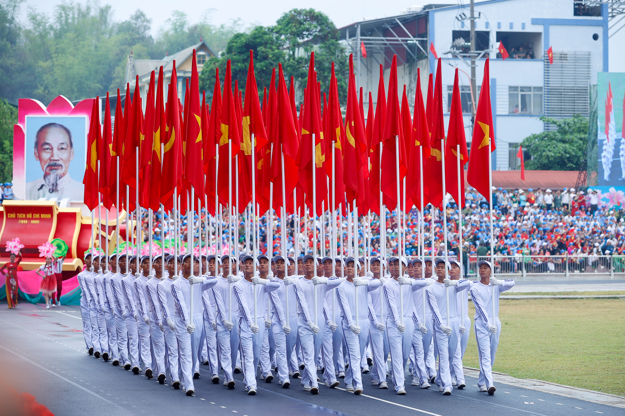 Lễ diễu binh oai hùng và đầy tự hào của 12.000 người - những hình ảnh đi vào lịch sử ở Điện Biên Phủ- Ảnh 26.