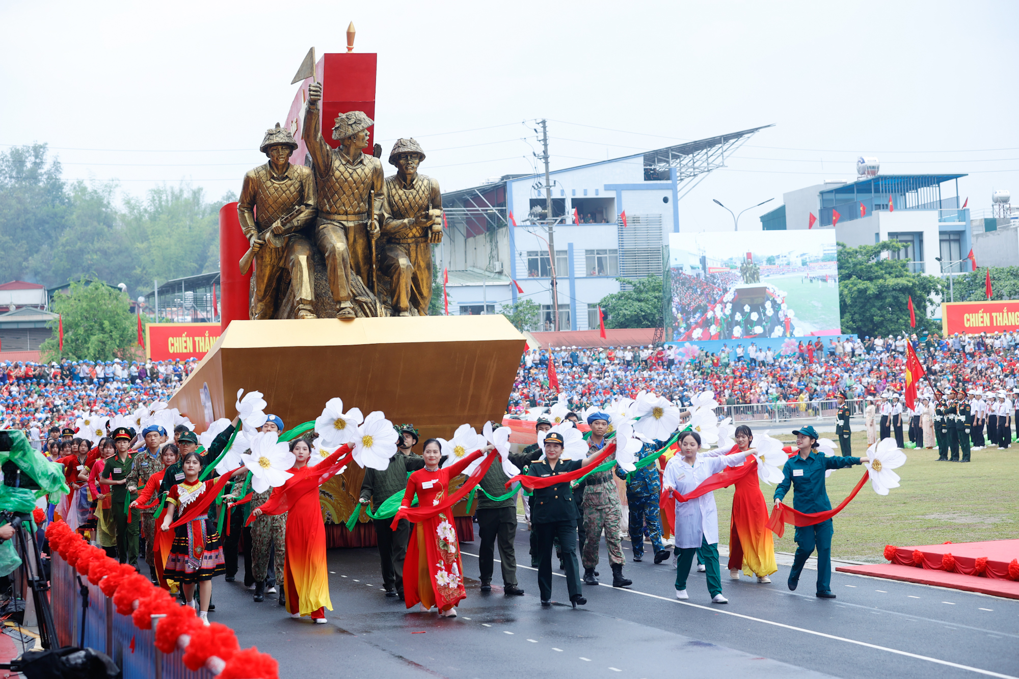 Lễ diễu binh oai hùng và đầy tự hào của 12.000 người - những hình ảnh đi vào lịch sử ở Điện Biên Phủ- Ảnh 24.