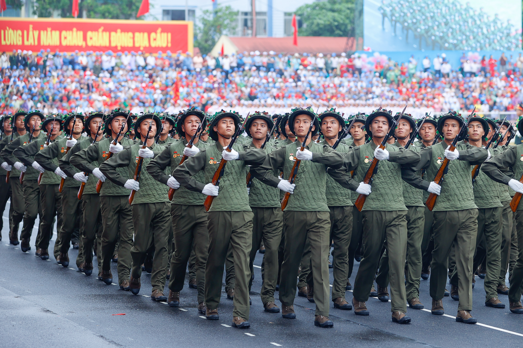 Lễ diễu binh oai hùng và đầy tự hào của 12.000 người - những hình ảnh đi vào lịch sử ở Điện Biên Phủ- Ảnh 19.