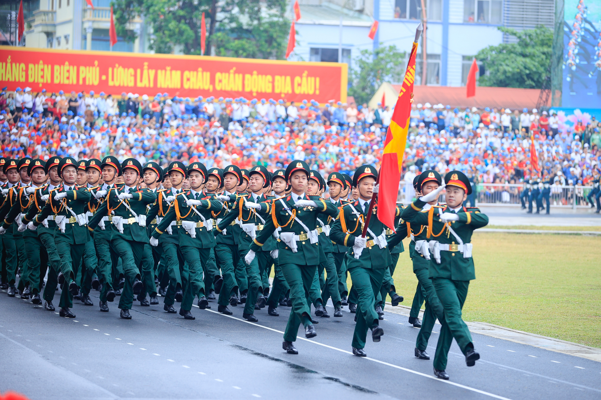 Lễ diễu binh oai hùng và đầy tự hào của 12.000 người - những hình ảnh đi vào lịch sử ở Điện Biên Phủ- Ảnh 18.