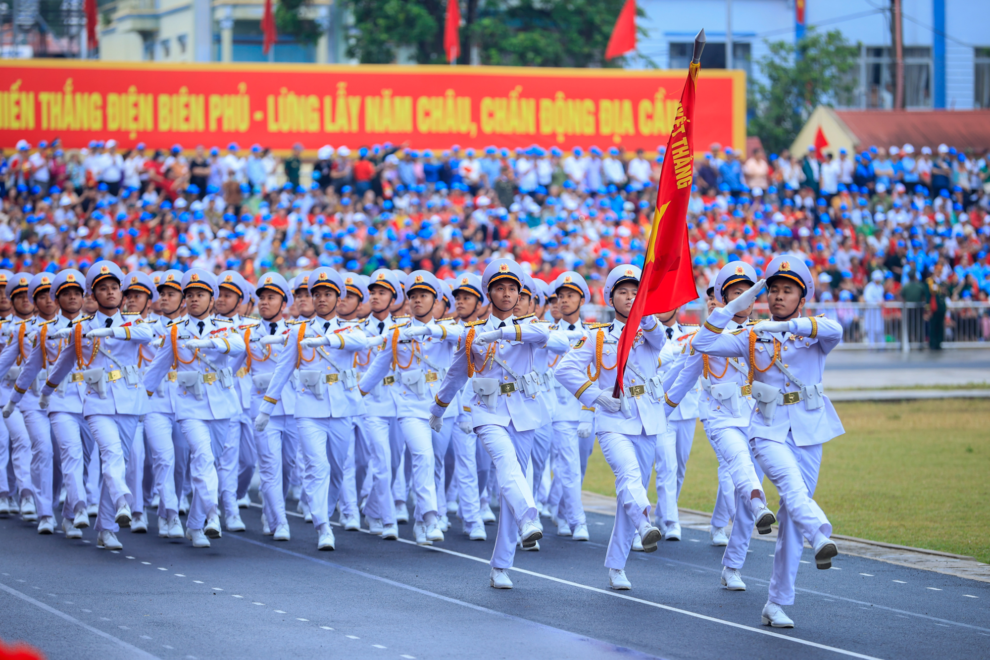 Lễ diễu binh oai hùng và đầy tự hào của 12.000 người - những hình ảnh đi vào lịch sử ở Điện Biên Phủ- Ảnh 17.