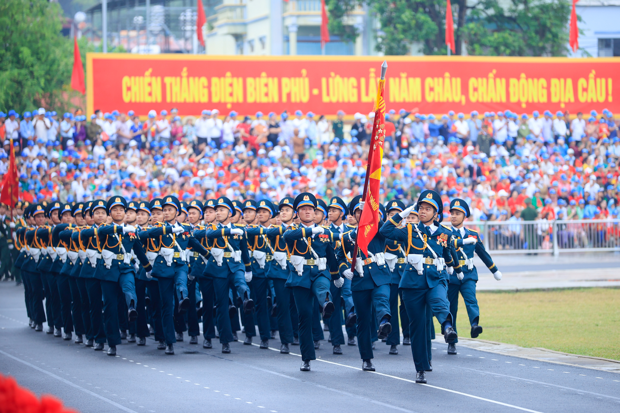 Lễ diễu binh oai hùng và đầy tự hào của 12.000 người - những hình ảnh đi vào lịch sử ở Điện Biên Phủ- Ảnh 16.