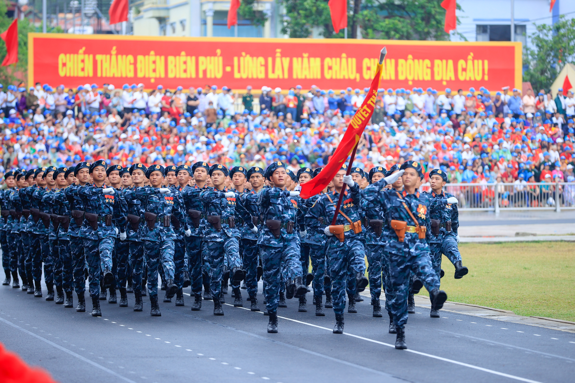 Lễ diễu binh oai hùng và đầy tự hào của 12.000 người - những hình ảnh đi vào lịch sử ở Điện Biên Phủ- Ảnh 14.