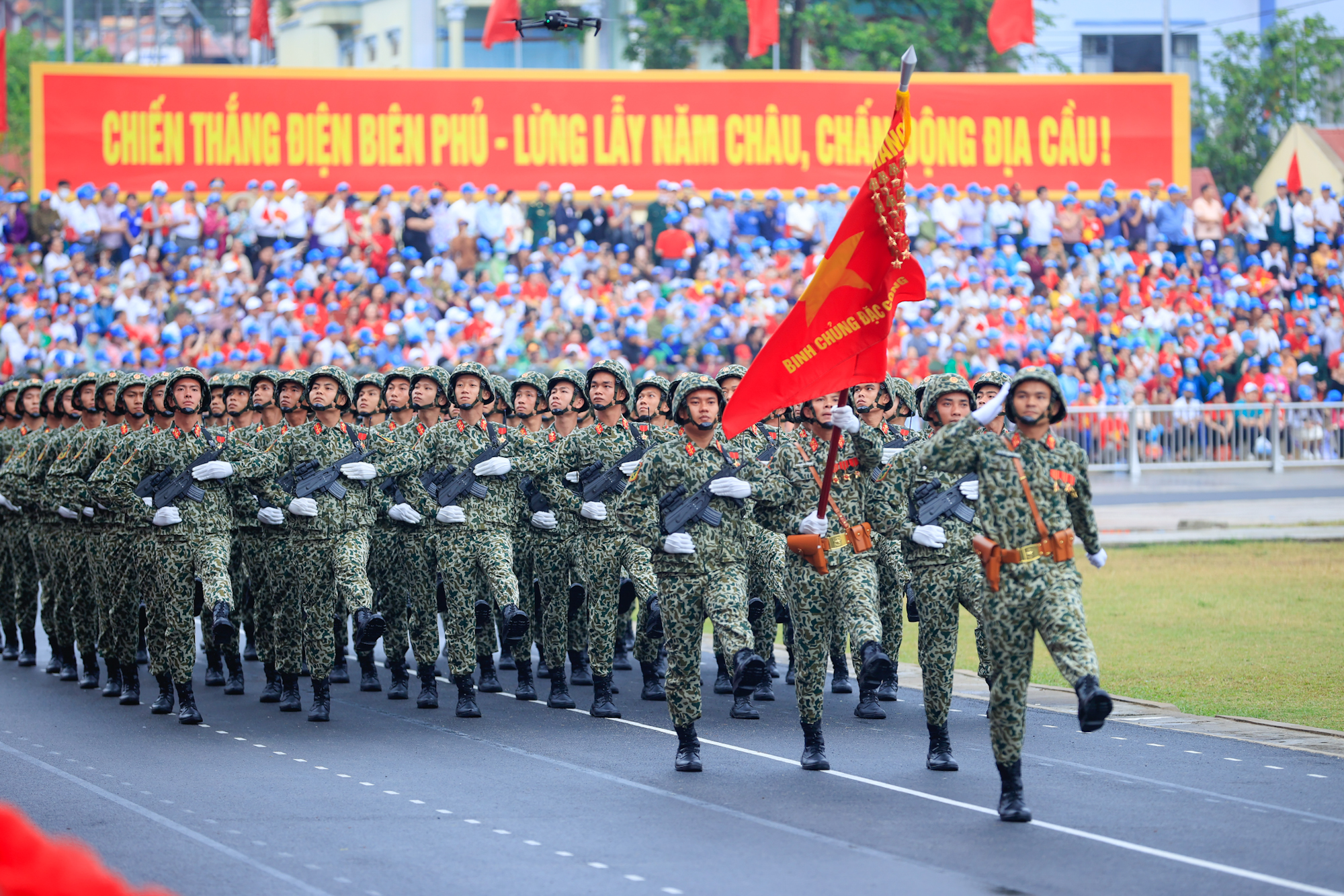 Lễ diễu binh oai hùng và đầy tự hào của 12.000 người - những hình ảnh đi vào lịch sử ở Điện Biên Phủ- Ảnh 10.