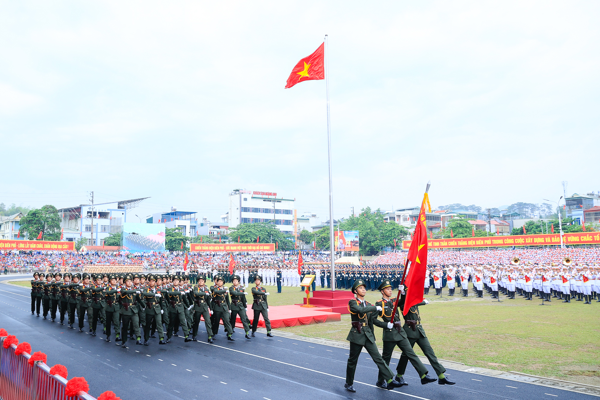 Lễ diễu binh oai hùng và đầy tự hào của 12.000 người - những hình ảnh đi vào lịch sử ở Điện Biên Phủ- Ảnh 8.