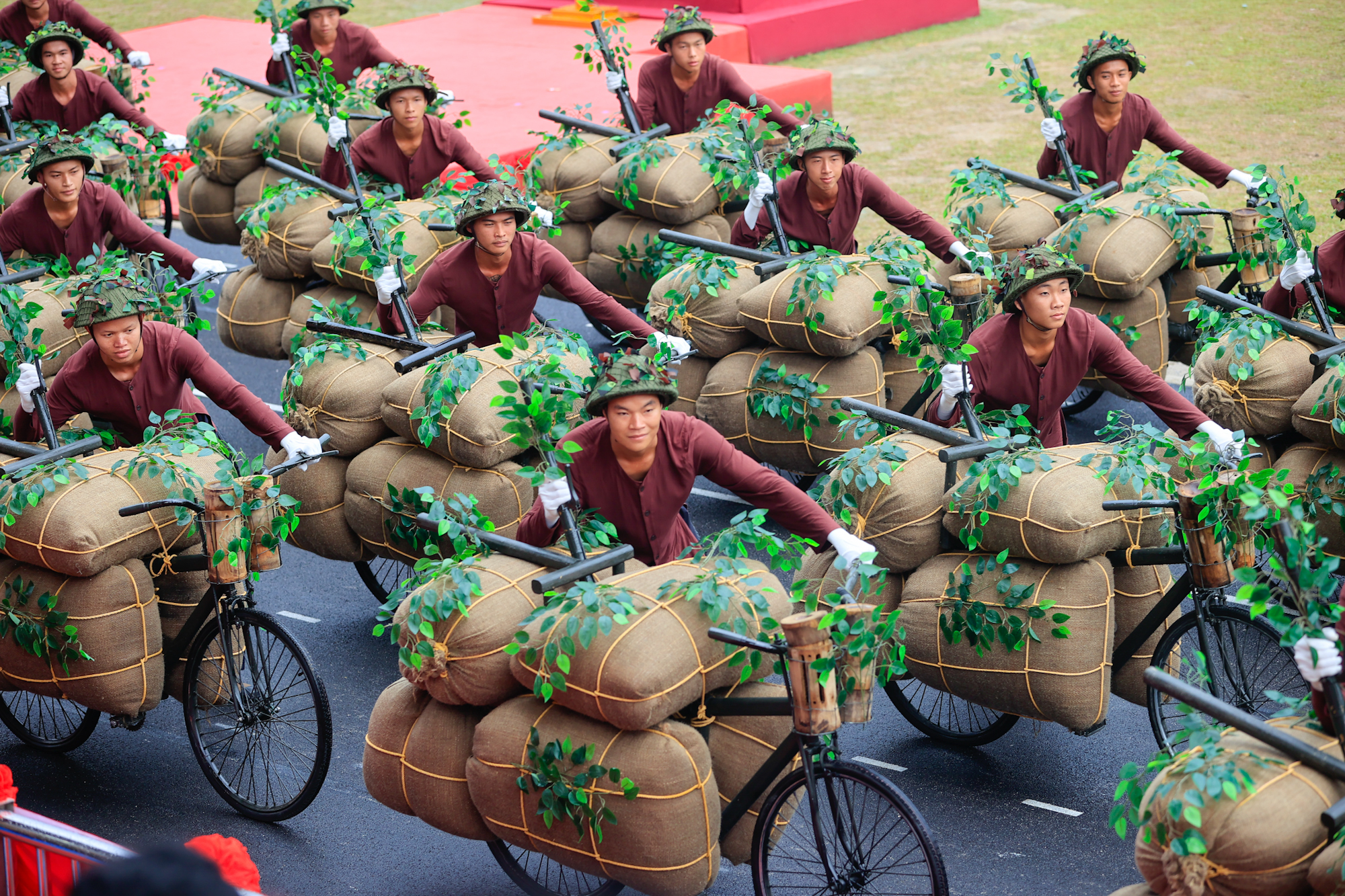 Lễ diễu binh oai hùng và đầy tự hào của 12.000 người - những hình ảnh đi vào lịch sử ở Điện Biên Phủ- Ảnh 4.