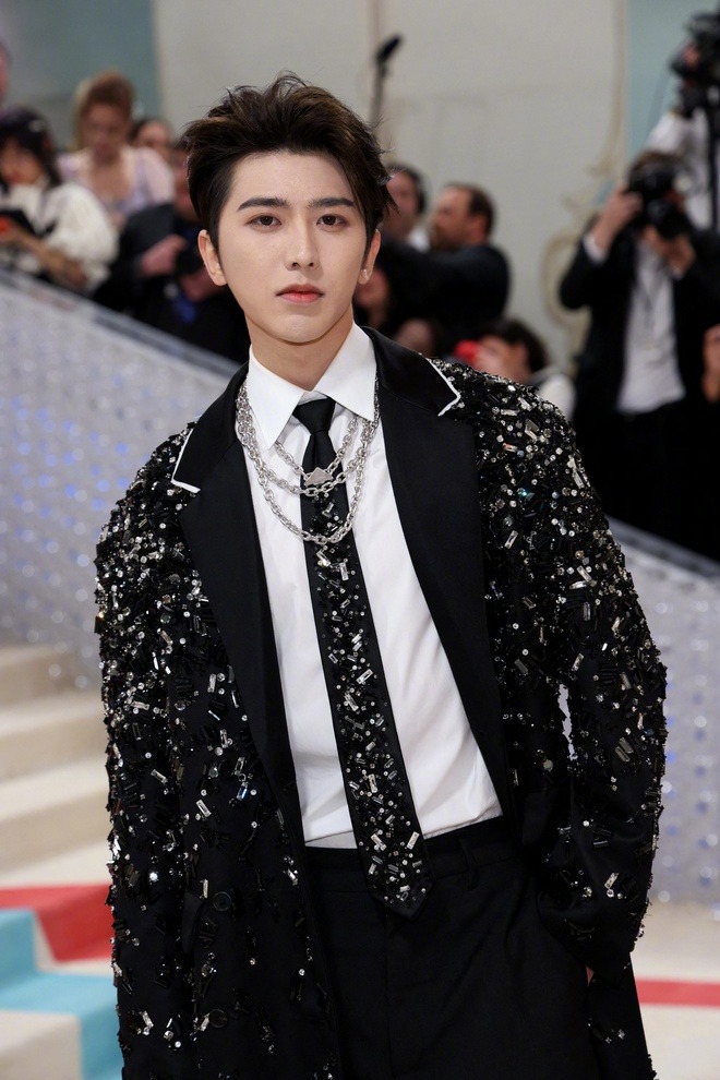 Màn ứng xử Met Gala viral cõi mạng: Trưởng nhóm nhạc Kpop hóa giải tình huống bị phân biệt chủng tộc trong 1 nốt nhạc- Ảnh 5.