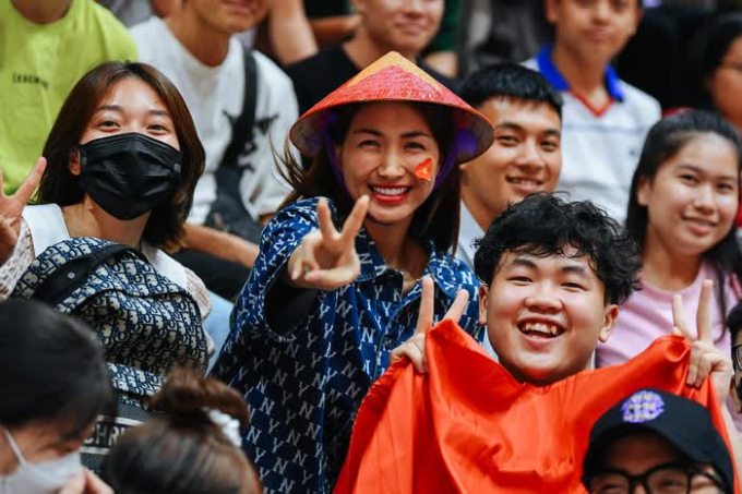 Hòa Minzy hào hứng xem diễu binh tại Điện Biên, mải mê đến mức bị nhắc nhở vì lấn đường- Ảnh 6.
