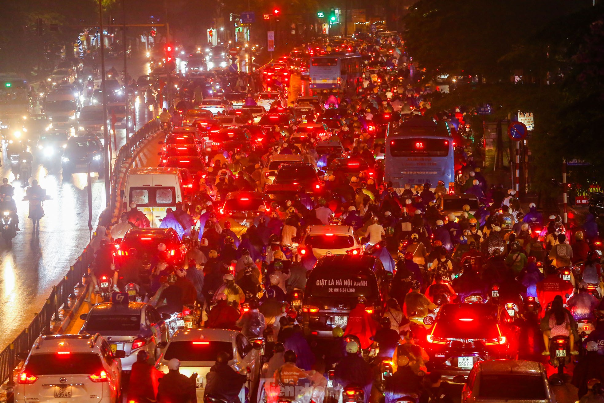 Mưa lớn đúng giờ tan tầm, người Hà Nội chật vật vượt ùn tắc ‘tìm đường’ về nhà- Ảnh 7.