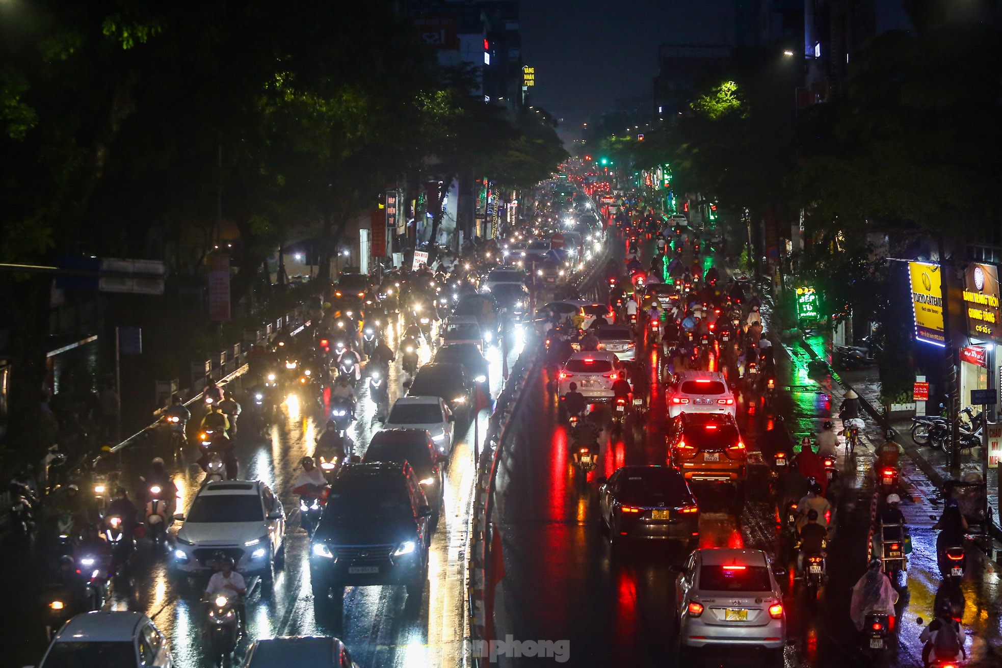 Mưa lớn đúng giờ tan tầm, người Hà Nội chật vật vượt ùn tắc ‘tìm đường’ về nhà- Ảnh 2.