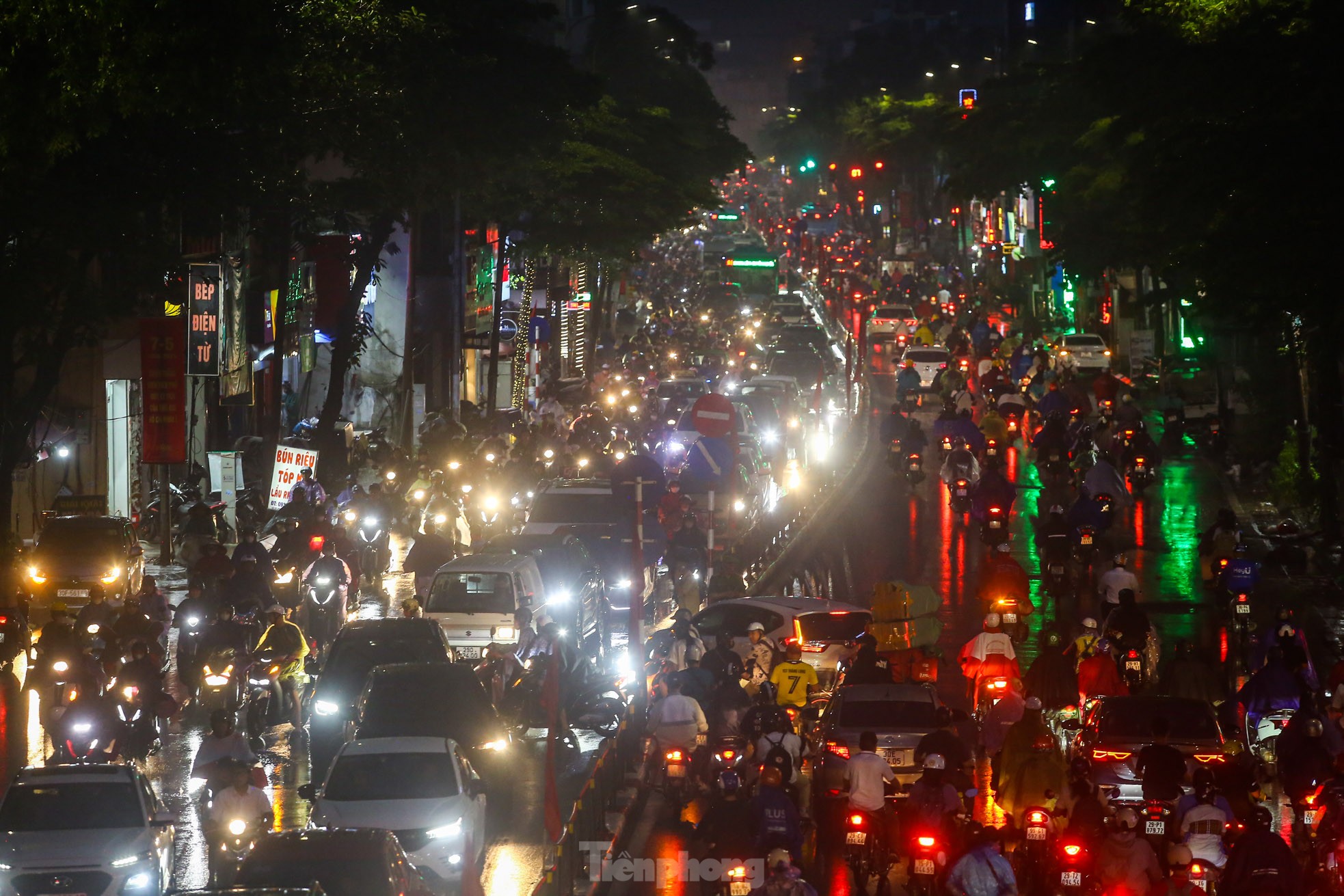 Mưa lớn đúng giờ tan tầm, người Hà Nội chật vật vượt ùn tắc ‘tìm đường’ về nhà- Ảnh 1.