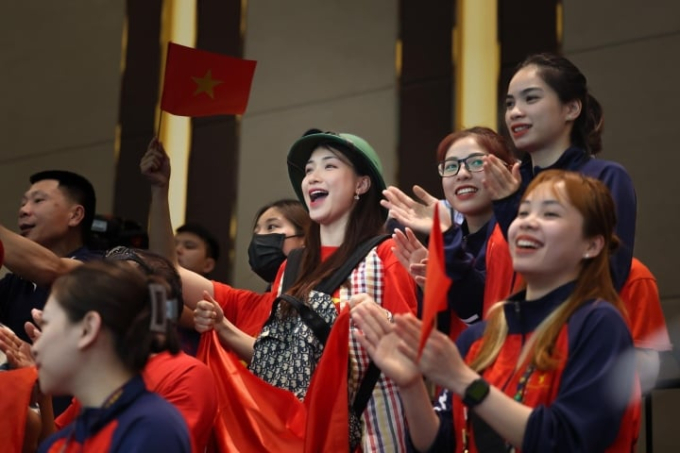 Hòa Minzy hào hứng xem diễu binh tại Điện Biên, mải mê đến mức bị nhắc nhở vì lấn đường- Ảnh 5.