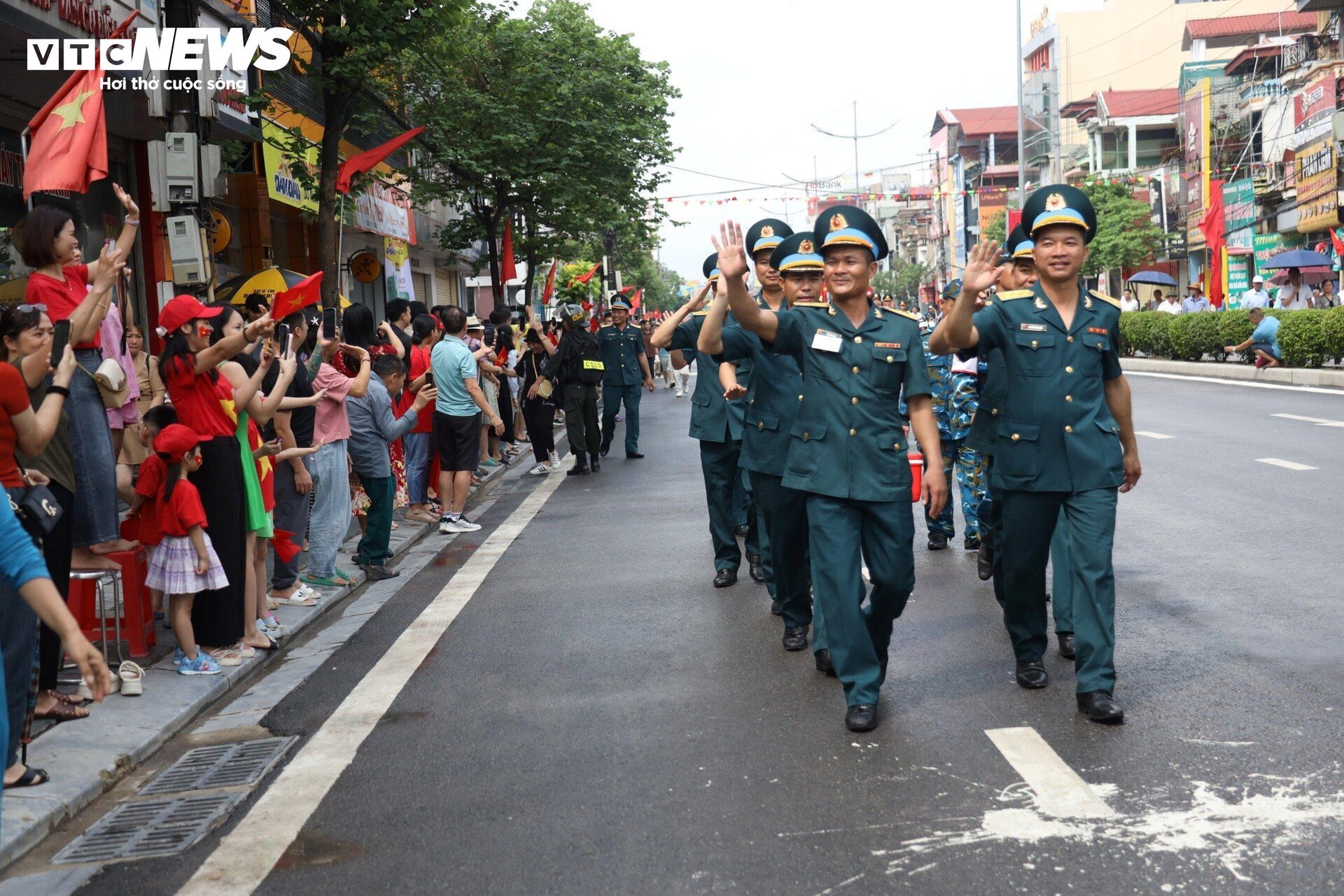 Phút chia tay xúc động người dân Điện Biên với các chiến sĩ tham gia diễu binh- Ảnh 7.