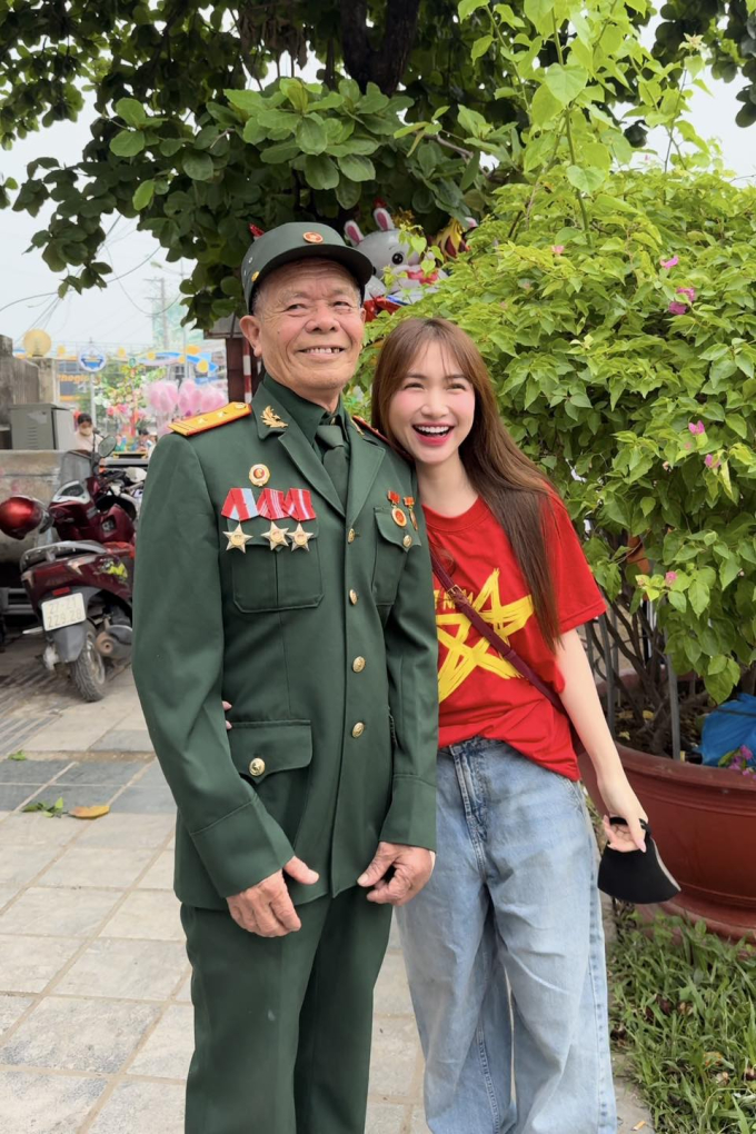 Hòa Minzy hào hứng xem diễu binh tại Điện Biên, mải mê đến mức bị nhắc nhở vì lấn đường- Ảnh 1.