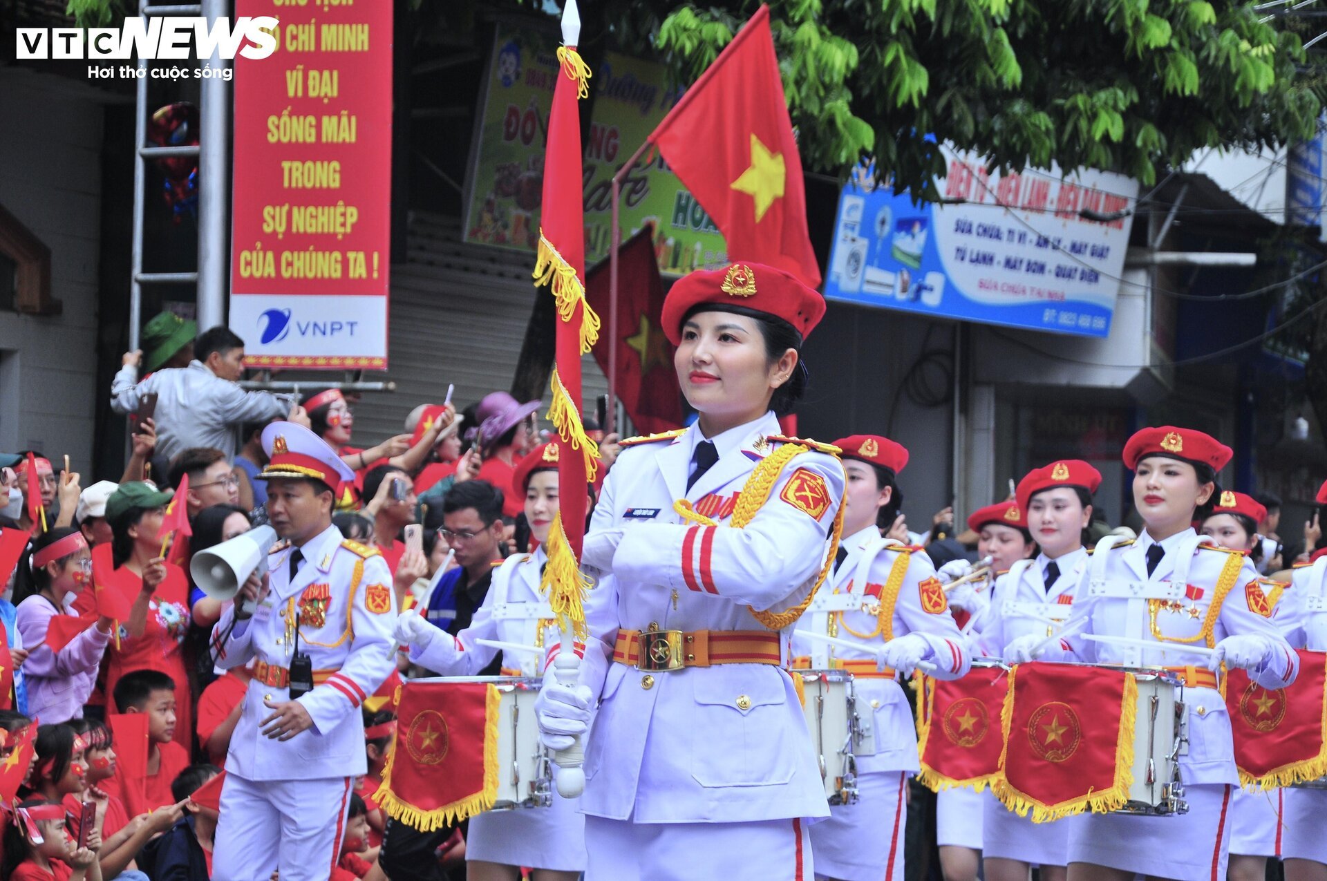 Phút chia tay xúc động người dân Điện Biên với các chiến sĩ tham gia diễu binh- Ảnh 2.