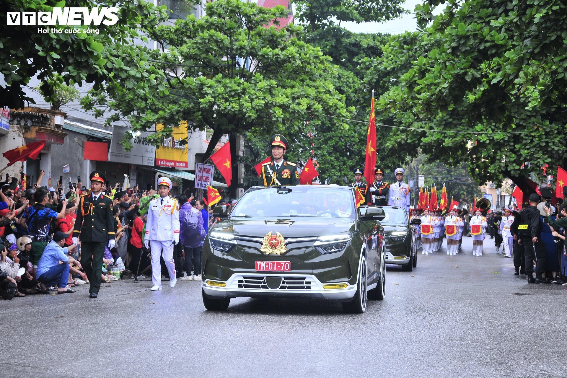 Phút chia tay xúc động người dân Điện Biên với các chiến sĩ tham gia diễu binh- Ảnh 1.