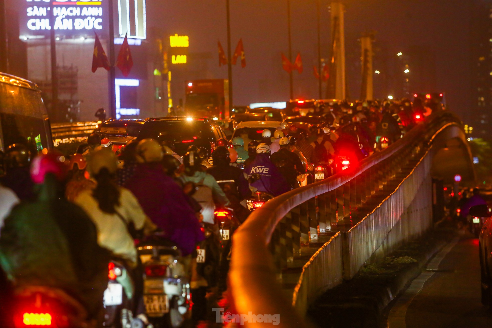 Mưa lớn đúng giờ tan tầm, người Hà Nội chật vật vượt ùn tắc ‘tìm đường’ về nhà- Ảnh 8.