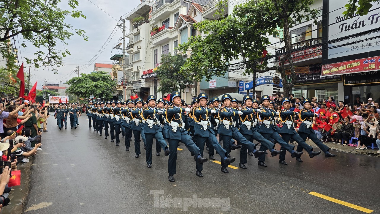 Giữ chỗ từ 2h sáng, đội mưa xem diễu binh 70 năm chiến thắng Điện Biên Phủ- Ảnh 13.