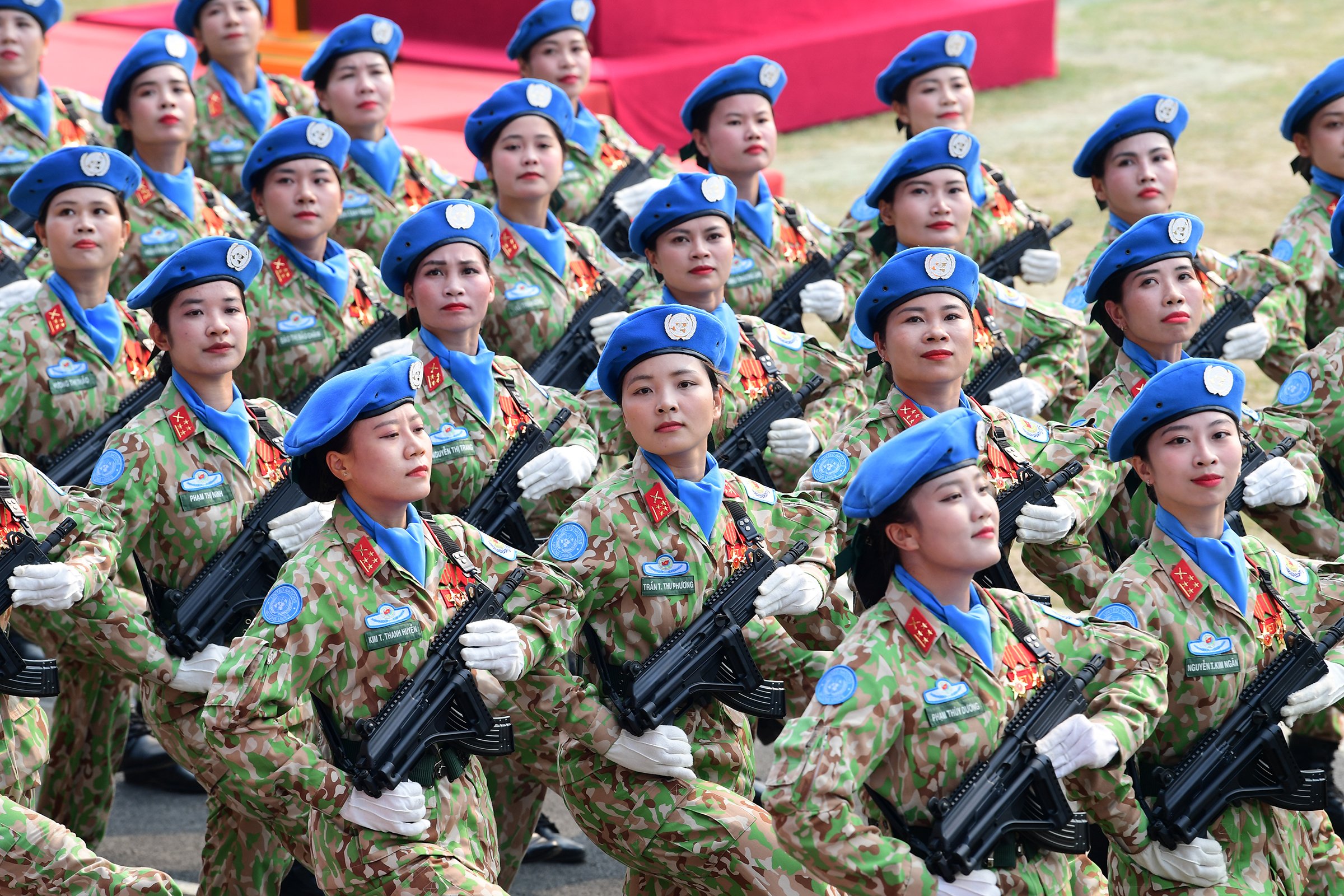 Lễ diễu binh oai hùng và đầy tự hào của 12.000 người - những hình ảnh đi vào lịch sử ở Điện Biên Phủ- Ảnh 13.