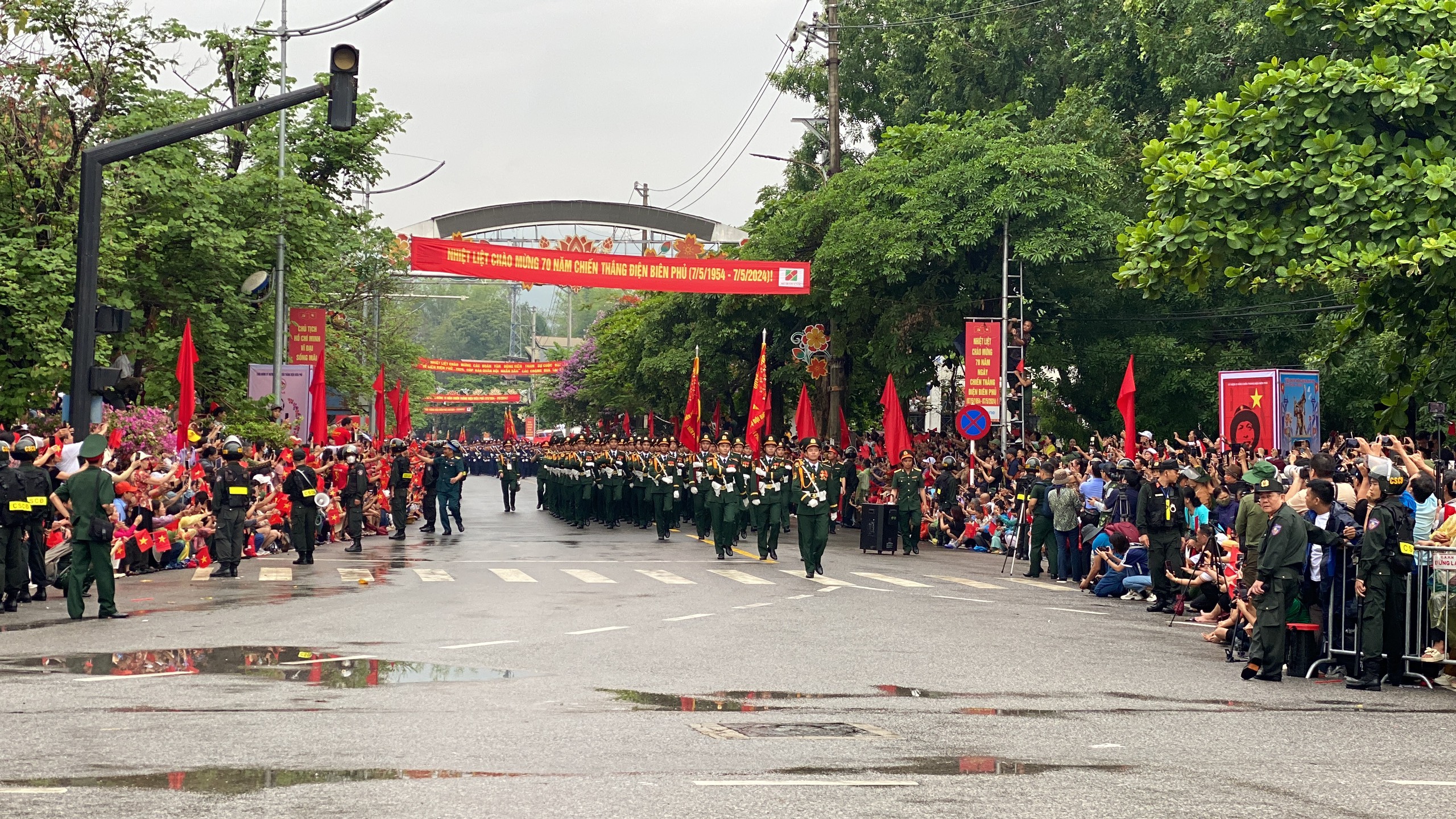 Lễ diễu binh oai hùng và đầy tự hào của 12.000 người - những hình ảnh đi vào lịch sử ở Điện Biên Phủ- Ảnh 1.