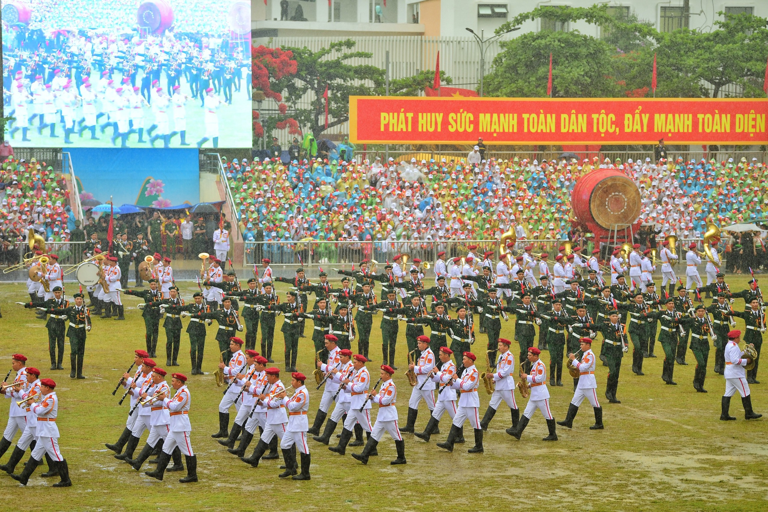 Lễ diễu binh oai hùng và đầy tự hào của 12.000 người - những hình ảnh đi vào lịch sử ở Điện Biên Phủ- Ảnh 35.
