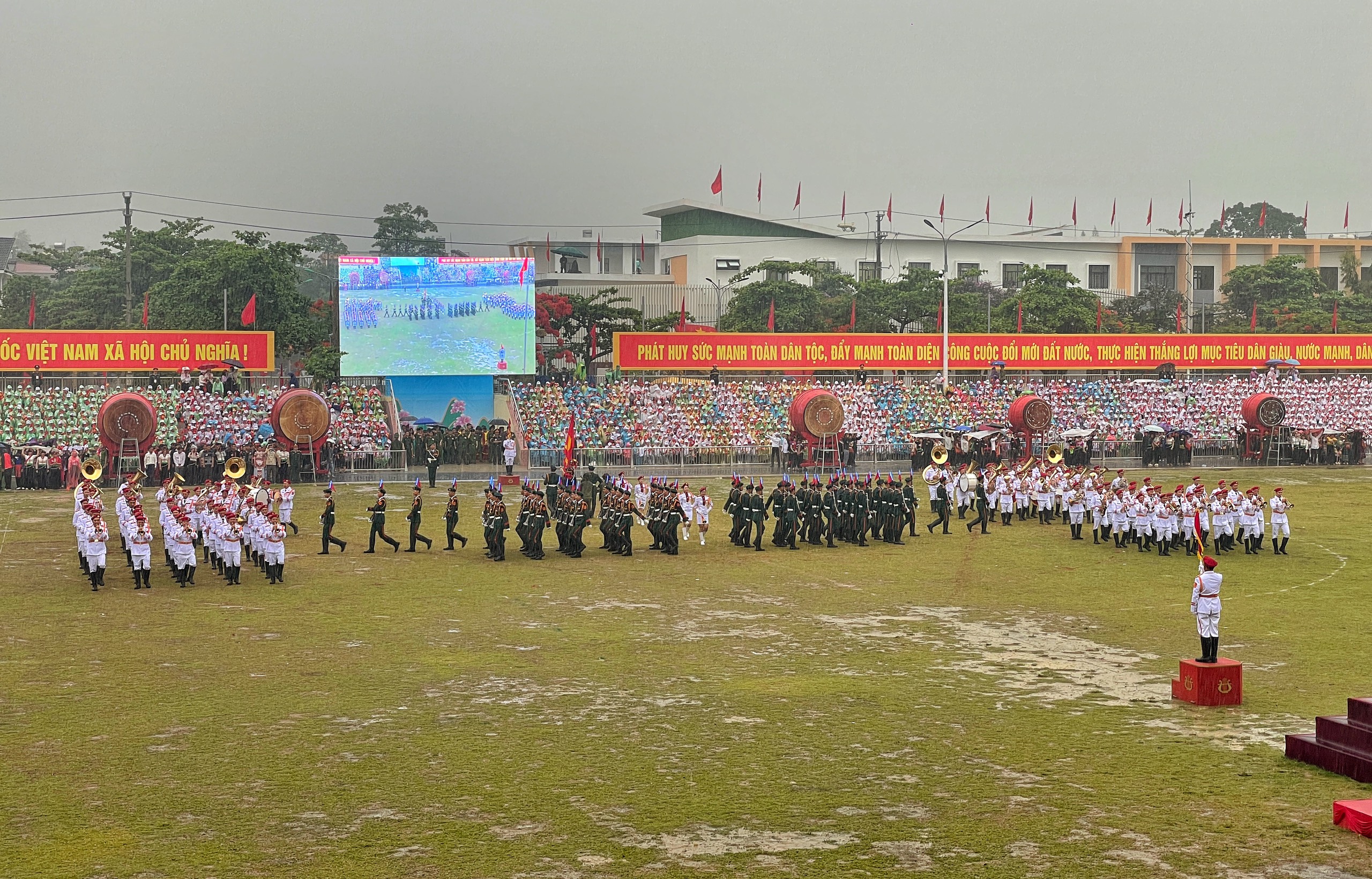 Lễ diễu binh oai hùng và đầy tự hào của 12.000 người - những hình ảnh đi vào lịch sử ở Điện Biên Phủ- Ảnh 36.