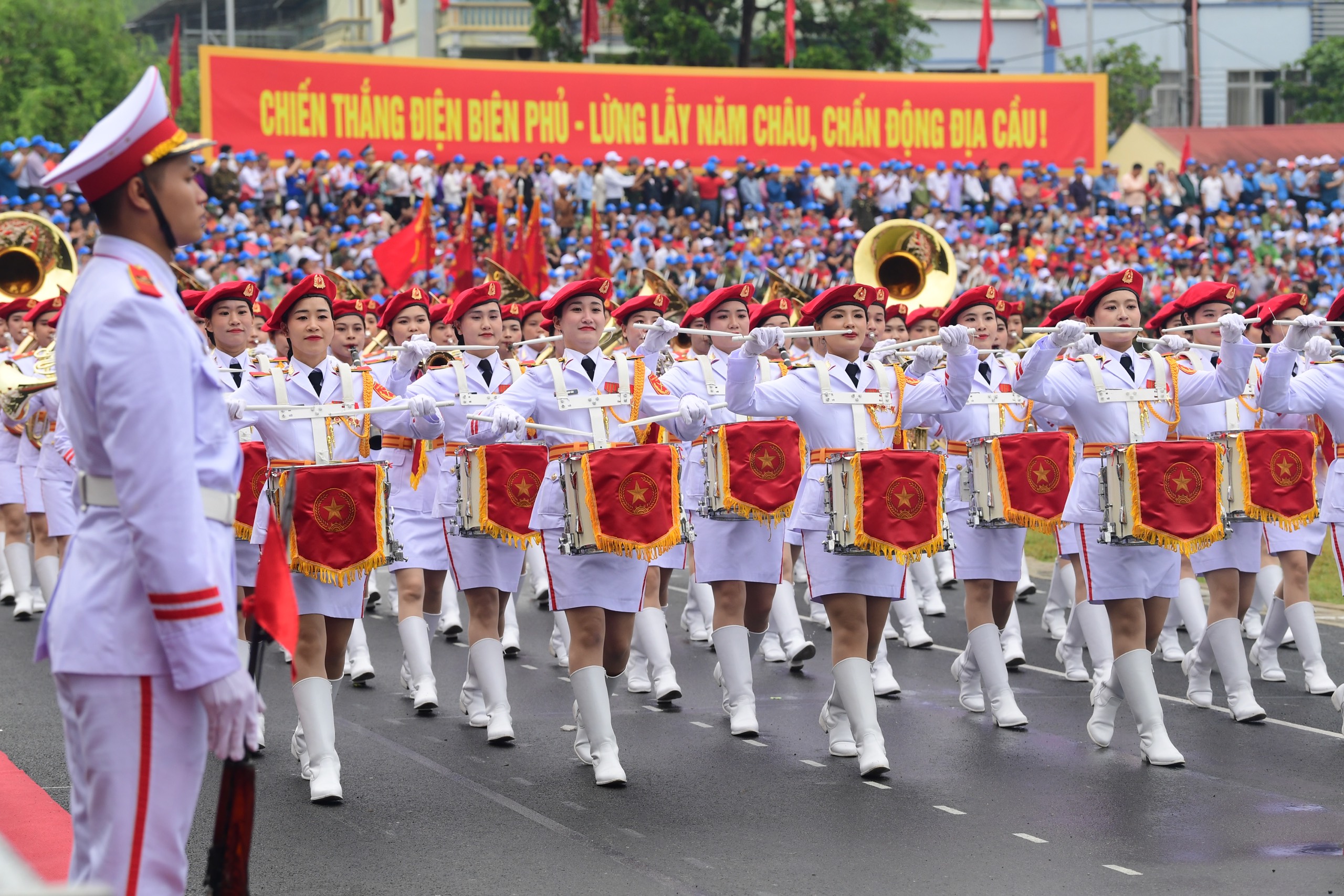 Lễ diễu binh oai hùng và đầy tự hào của 12.000 người - những hình ảnh đi vào lịch sử ở Điện Biên Phủ- Ảnh 20.