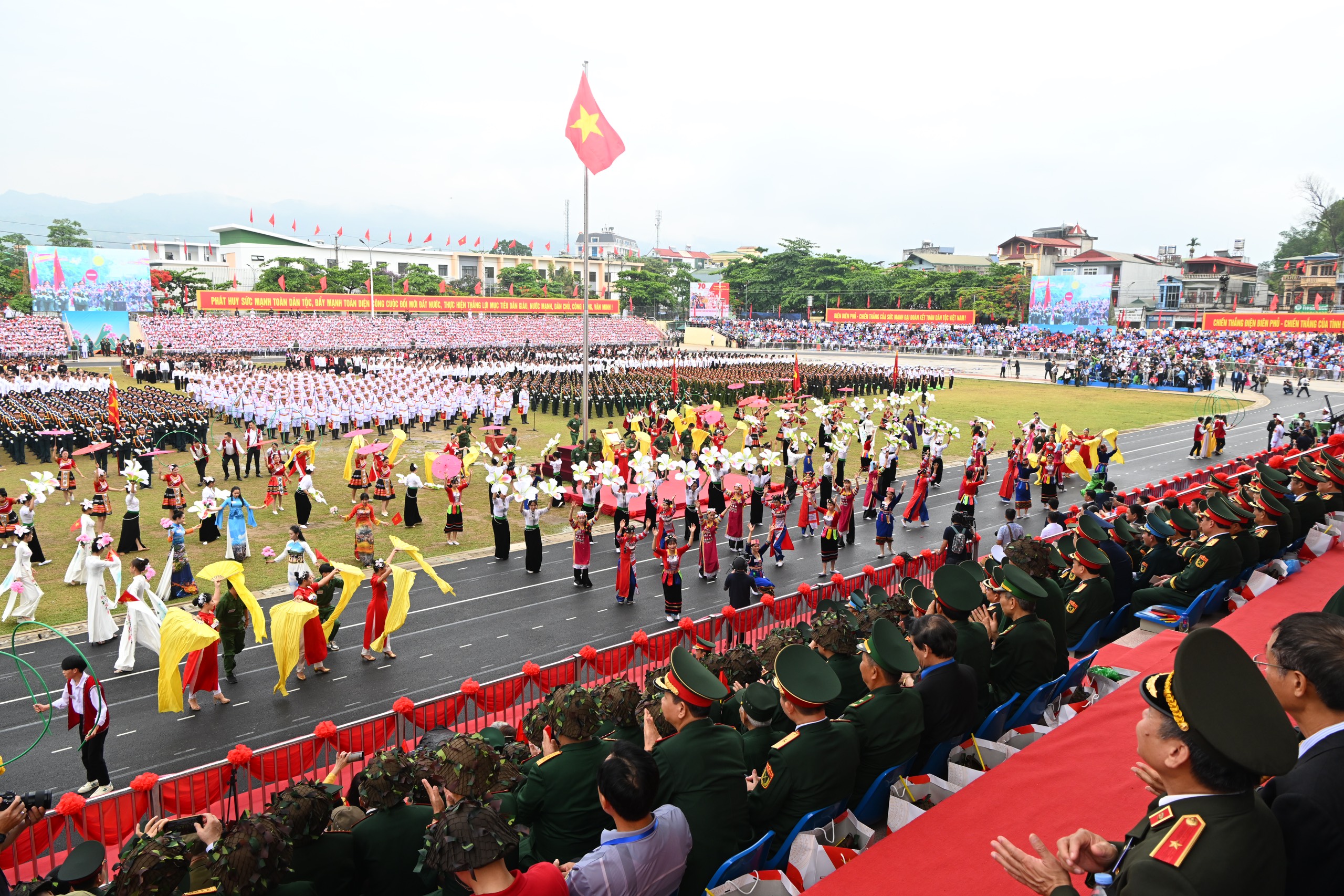 Lễ diễu binh oai hùng và đầy tự hào của 12.000 người - những hình ảnh đi vào lịch sử ở Điện Biên Phủ- Ảnh 3.