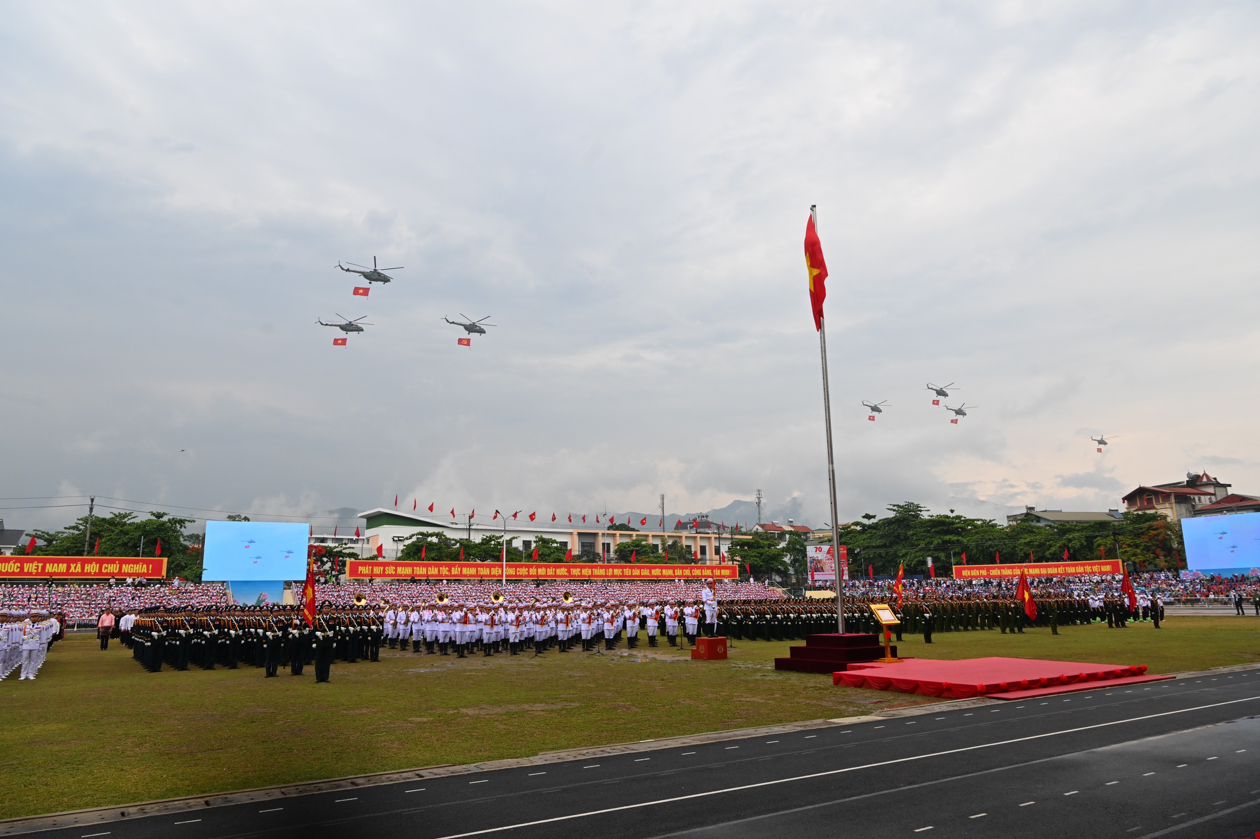 Lễ diễu binh oai hùng và đầy tự hào của 12.000 người - những hình ảnh đi vào lịch sử ở Điện Biên Phủ- Ảnh 30.