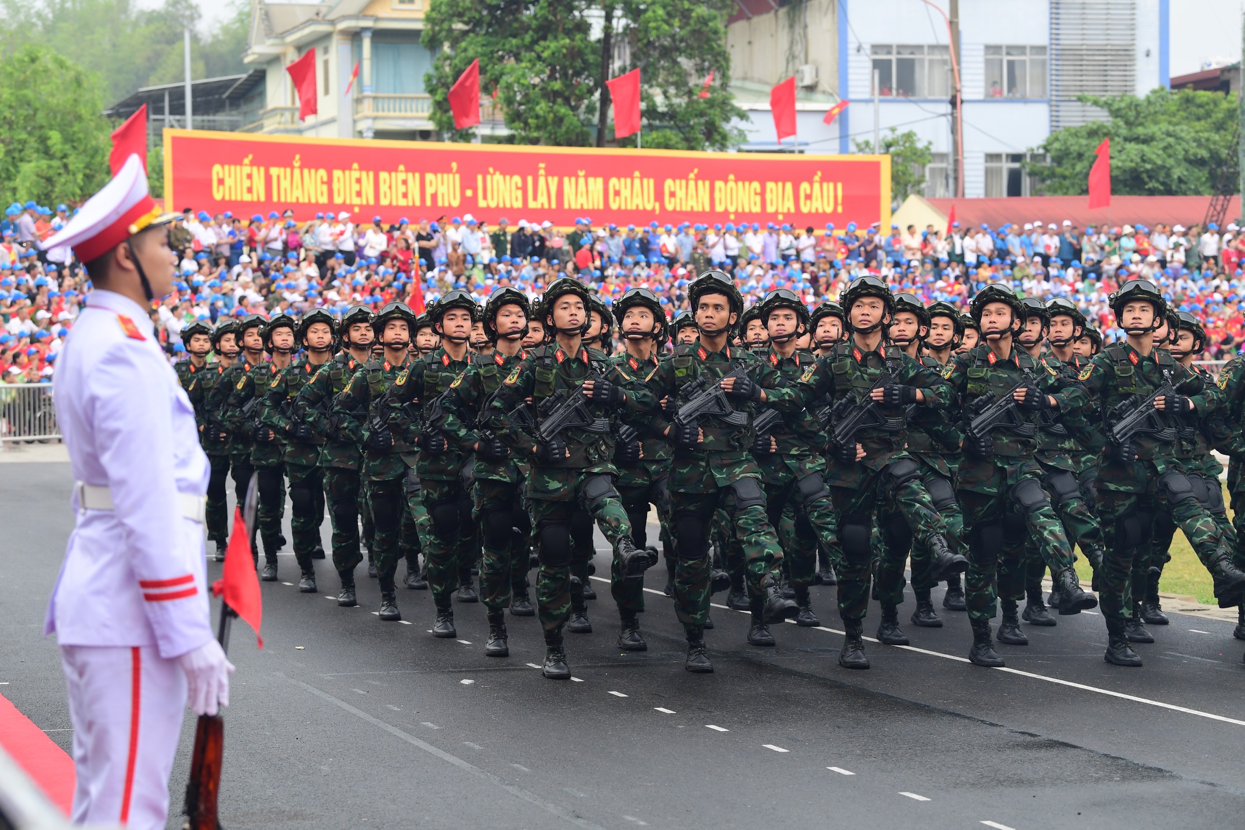 Lễ diễu binh oai hùng và đầy tự hào của 12.000 người - những hình ảnh đi vào lịch sử ở Điện Biên Phủ- Ảnh 12.