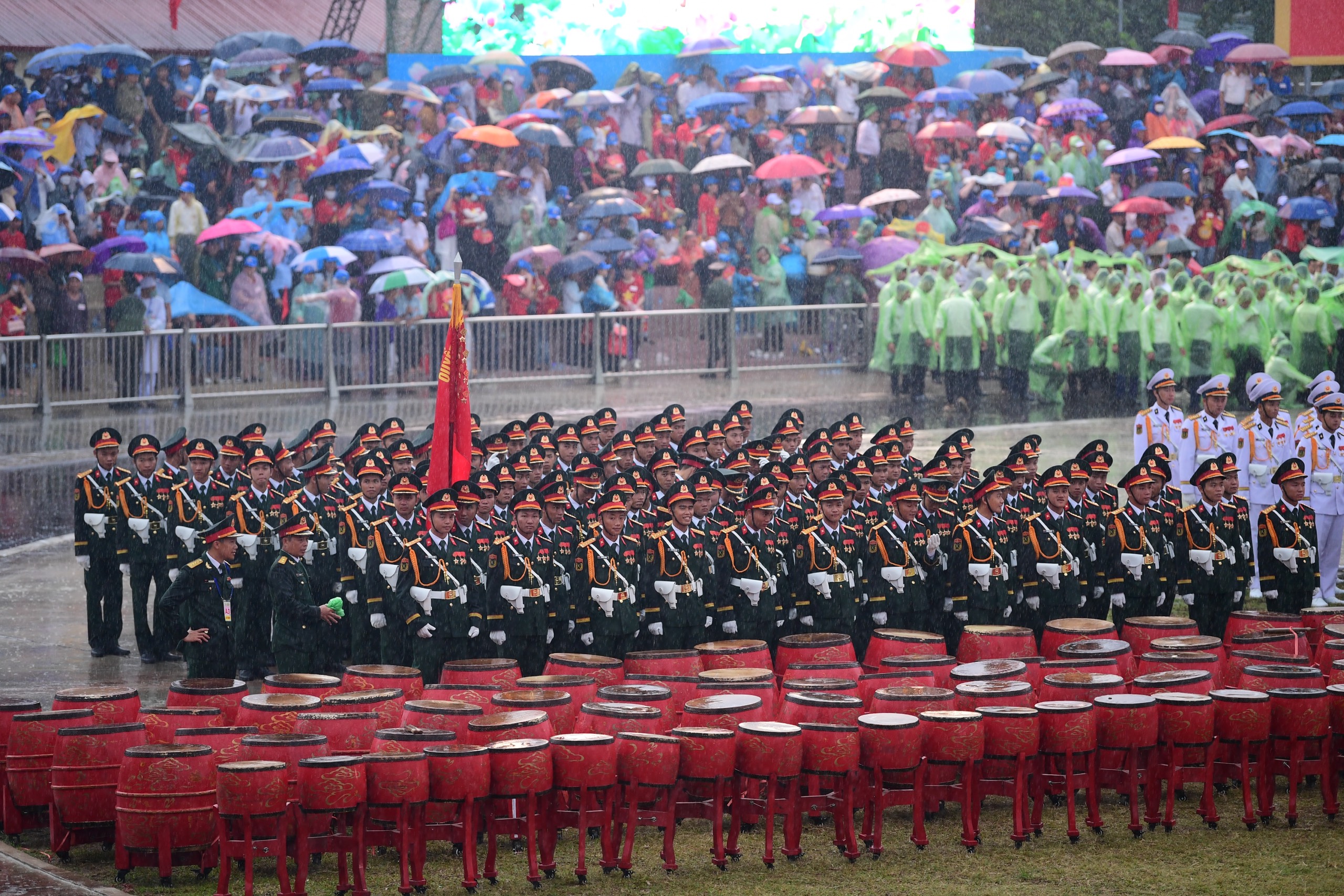 Lễ diễu binh oai hùng và đầy tự hào của 12.000 người - những hình ảnh đi vào lịch sử ở Điện Biên Phủ- Ảnh 37.