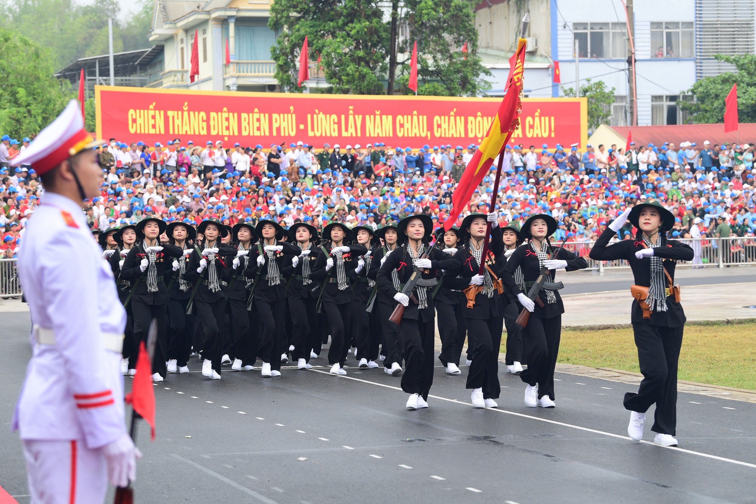 Lễ diễu binh oai hùng và đầy tự hào của 12.000 người - những hình ảnh đi vào lịch sử ở Điện Biên Phủ- Ảnh 9.