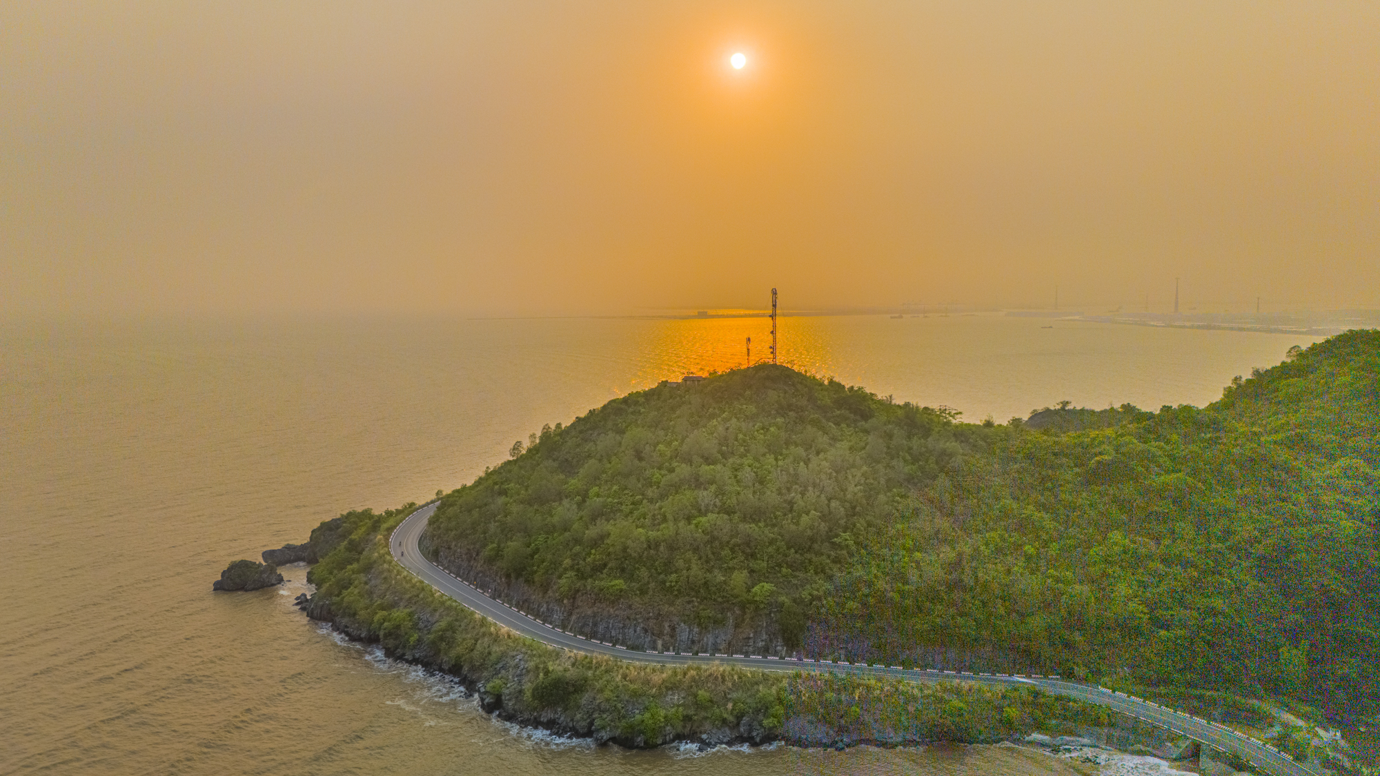 Ngắm con đường 1.800 tỷ uốn lượn giữa rừng và biển, chạy xuyên hòn đảo lớn thứ 3 Việt Nam- Ảnh 11.