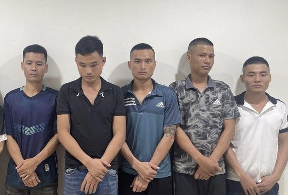 Công an Hà Nội đột kích bất ngờ, bắt giữ 14 người trong một quán karaoke
- Ảnh 1.