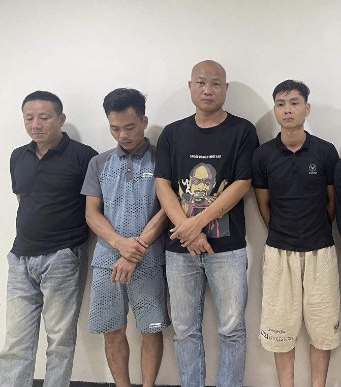 Công an Hà Nội đột kích bất ngờ, bắt giữ 14 người trong một quán karaoke
- Ảnh 2.