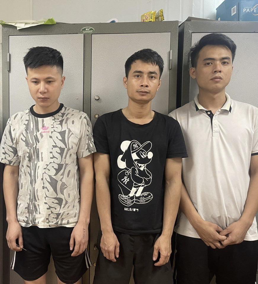 Công an Hà Nội đột kích bất ngờ, bắt giữ 14 người trong một quán karaoke
- Ảnh 3.