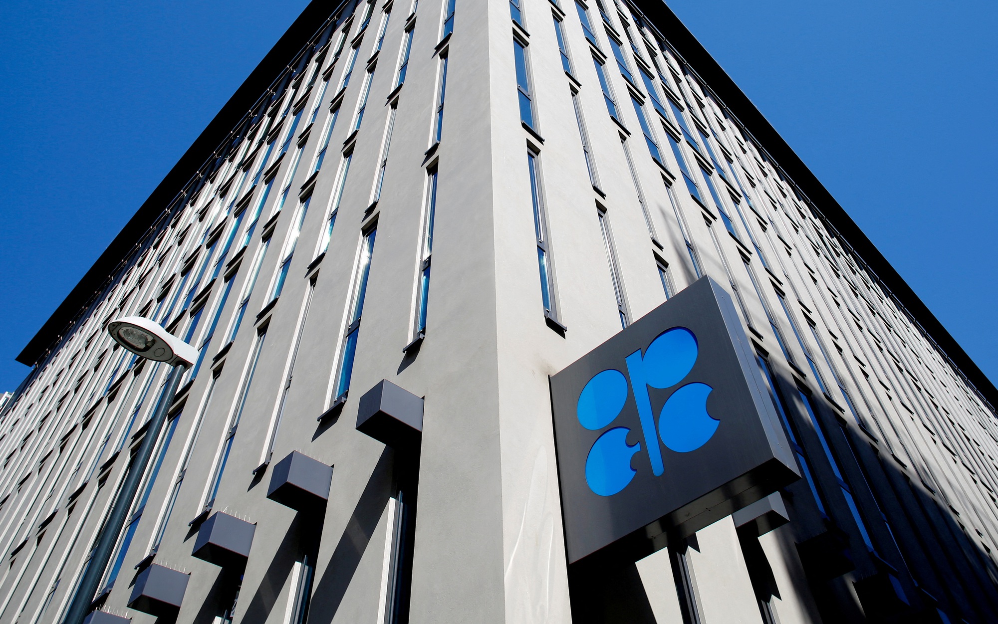 Quốc gia vừa rút khỏi OPEC bỗng hóa 