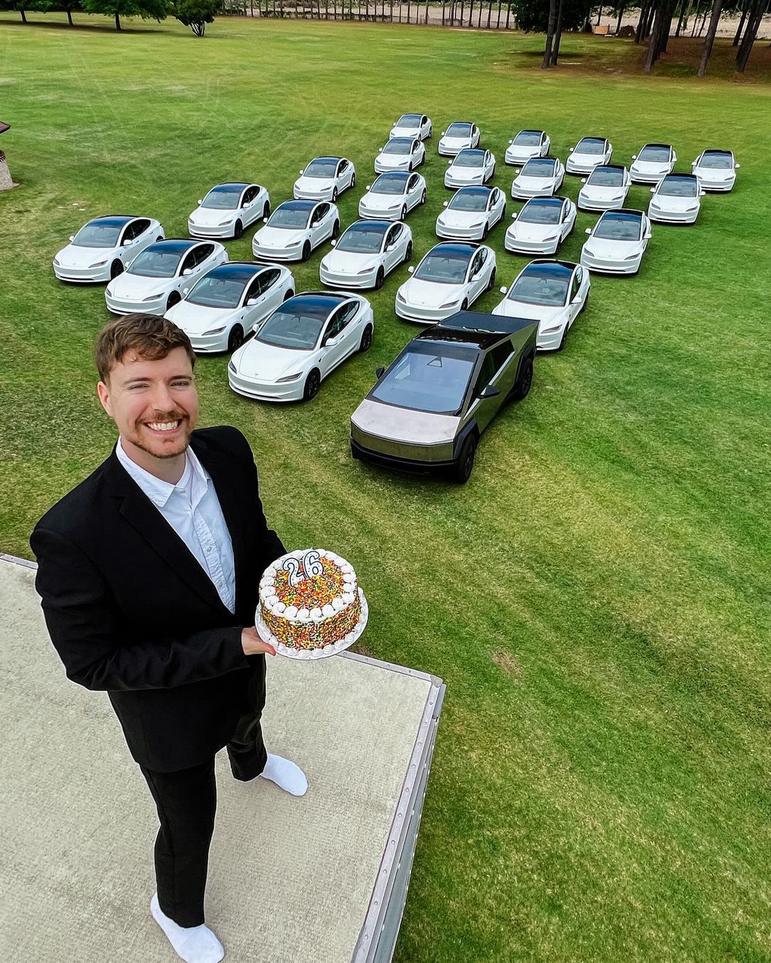 YouTuber 26 tuổi tặng 26 chiếc ô tô cho người theo dõi nhân dịp sinh nhật, ai trúng có thể đổi thành tiền mặt cao nhất hơn 3 tỷ đồng- Ảnh 2.