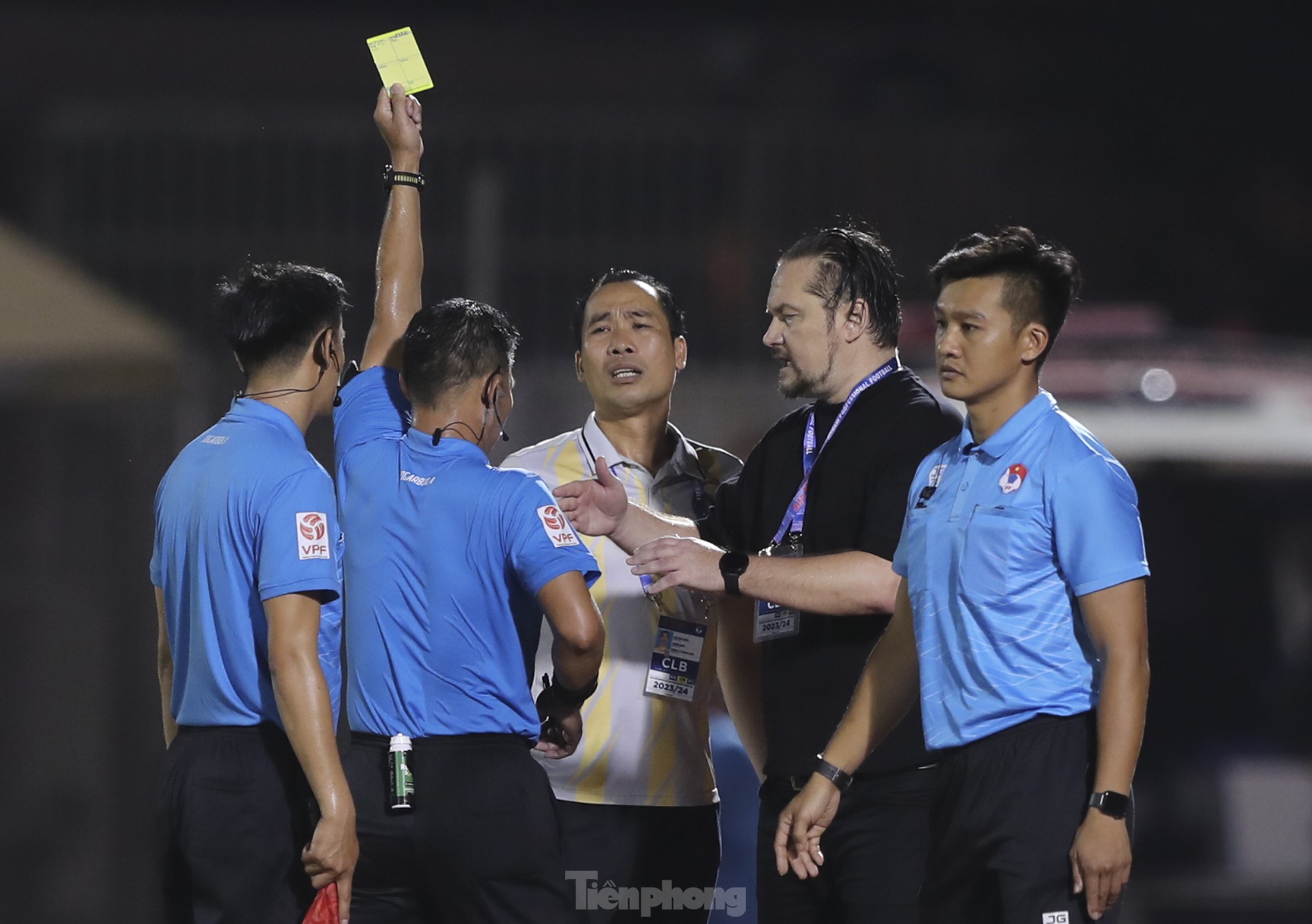 Ban huấn luyện CLB Thanh Hoá nhận mưa thẻ phạt sau trận thua TPHCM- Ảnh 12.