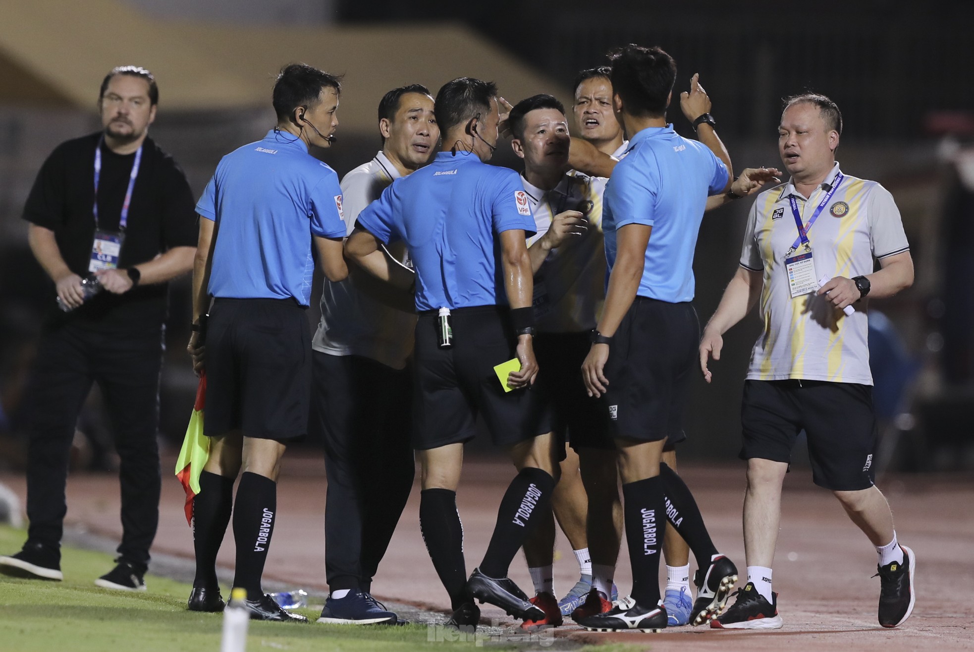 Ban huấn luyện CLB Thanh Hoá nhận mưa thẻ phạt sau trận thua TPHCM- Ảnh 8.
