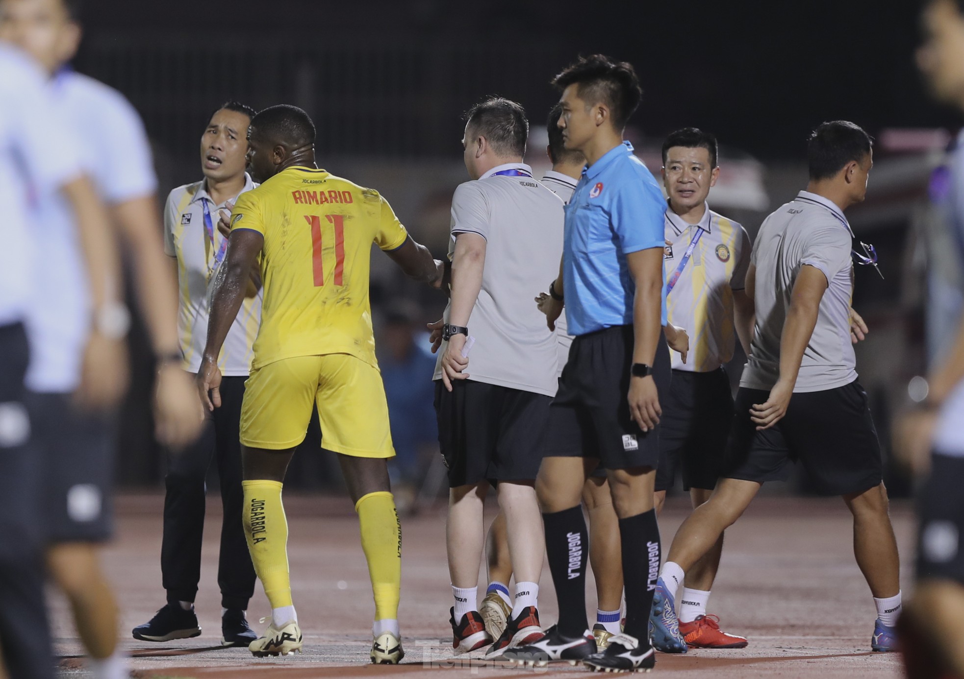 Ban huấn luyện CLB Thanh Hoá nhận mưa thẻ phạt sau trận thua TPHCM- Ảnh 9.