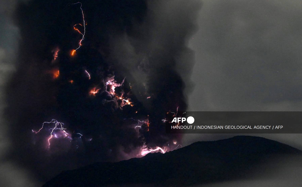 Indonesia: Núi lửa Ibu phun trào, cảnh báo xảy ra lũ quét và dung nham lạnh- Ảnh 1.