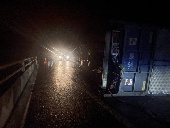 Xe tải đâm nhau trên tuyến La Sơn – Hòa Liên, một xe văng khỏi cầu- Ảnh 1.