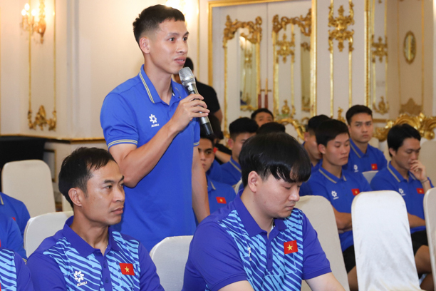 HLV Kim Sang-sik lần đầu nhận xét về V.League, Hùng Dũng nói lời tâm can tới tuyển Việt Nam- Ảnh 2.