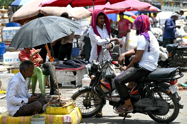 Chùm ảnh: Nắng nóng tới 53 độ C tại quốc gia châu Á gây khủng hoảng, ít nhất 36 người tử vong- Ảnh 8.