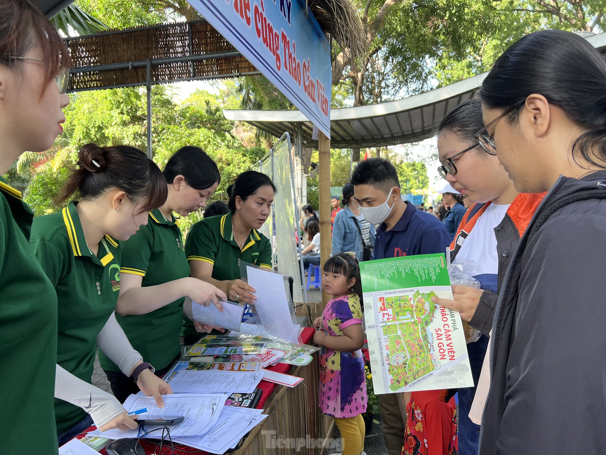 Đến Thảo Cầm Viên chơi, du khách bất ngờ thấy hà mã được... đánh răng- Ảnh 3.