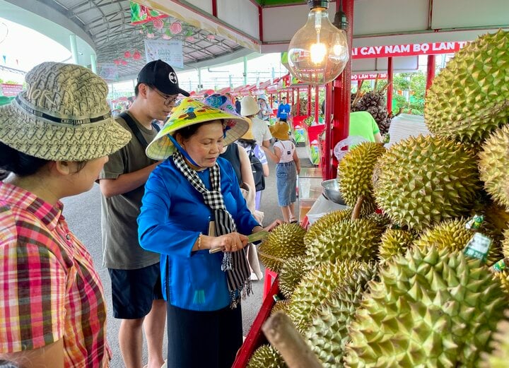 Sầu riêng, vải thiều, bơ khổng lồ... rẻ bất ngờ, khách tấp nập 'mua sập sàn'- Ảnh 2.